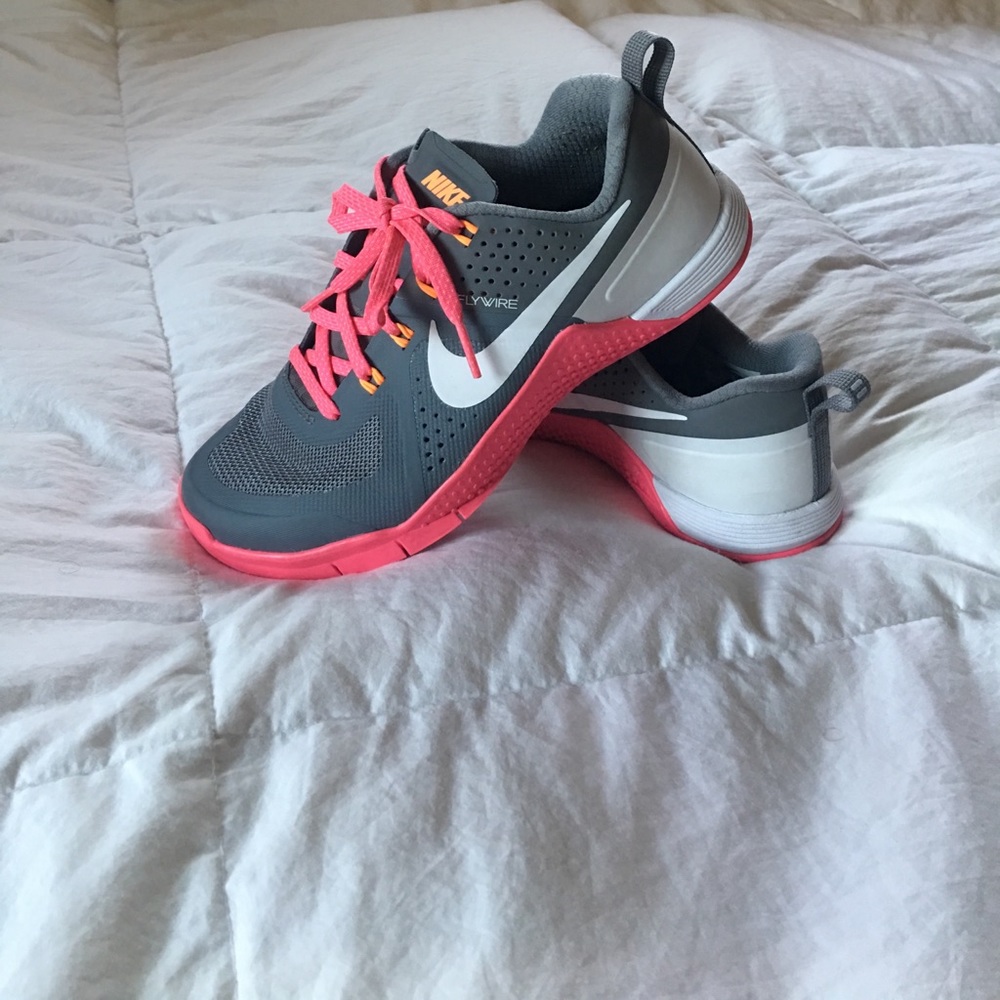 SALE!! NIKE flywire shoes