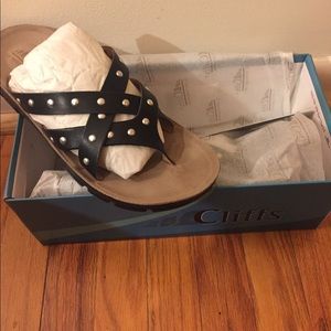 NEW/NEVER WORN WOMENS BLACK SANDALS (Size 8)