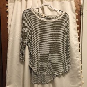 LIGHT AND COZY URBAN OUTFITTERS SWEATER SIZE SM LIGHT AND COZY URBAN OUTFITTERS SWEATER SIZE SM