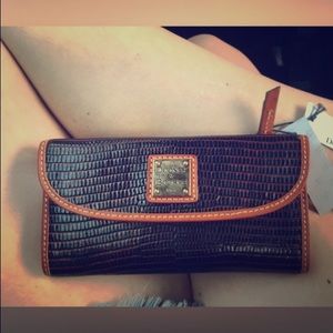 🆕NWT Dooney & Bourke navy and brown wallet 🆕NWT Dooney & Bourke navy and brown wallet