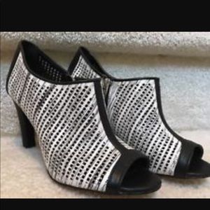Calvin Klein gently used heels size 7. Calvin Klein gently used heels size 7.