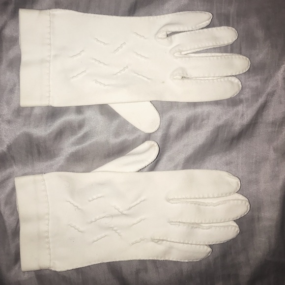 White embroidered gloves - Picture 2 of 4