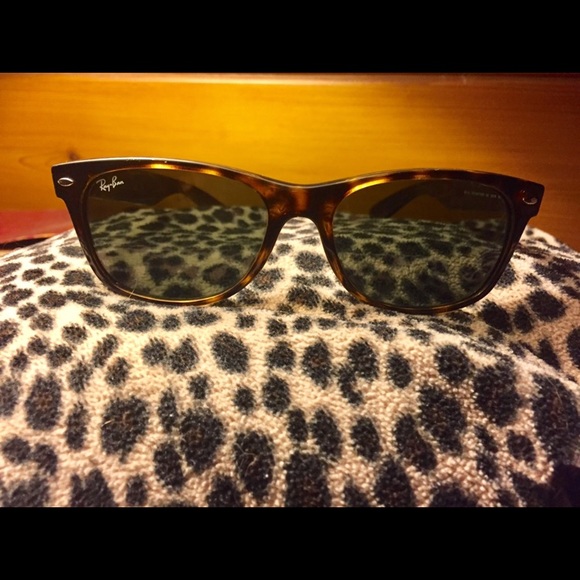 Ray-Ban Accessories - Ray~Ban Sunglasses. Come with a Ray~Ban case 🖤🍃