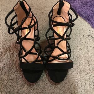 Size 6 black high heels , willing to bargain !