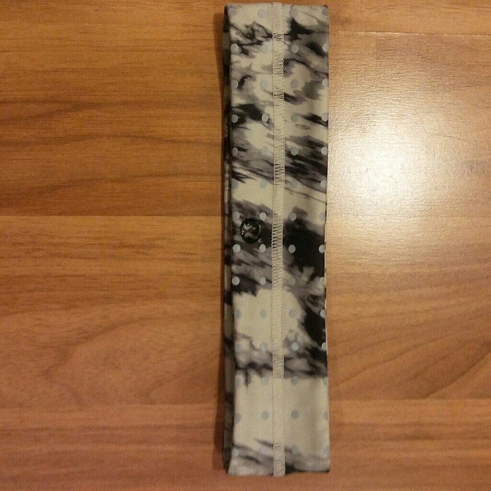 Lululemon Flyaway Tamer Headband gray black.