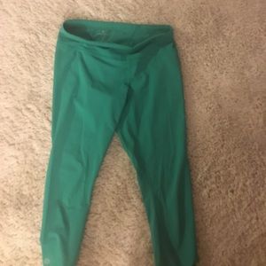 Athleta Butt Shaping Zipper Pocket Capri Legging