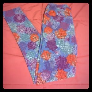 🎉NOW ON SALE🎉NWOT Patterned LuLaRoe OS Leggings