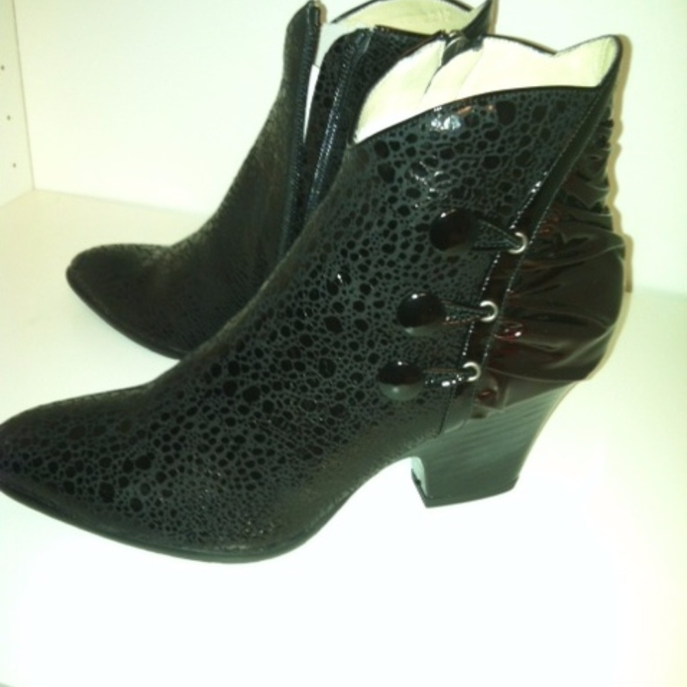 Embossed leather patent leather Minnie Booties wedges burgundy