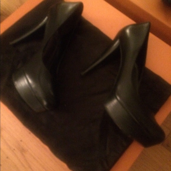 Shoes - Picture 4 of 8