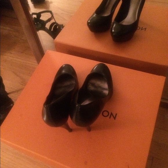 Shoes - Picture 7 of 8