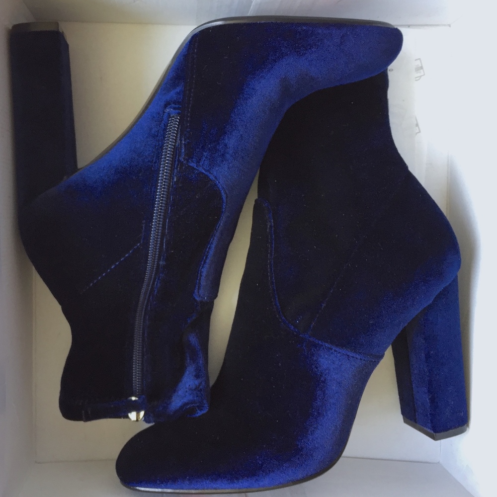 💙 Unworn Steve Madden blue velvet booties size 7