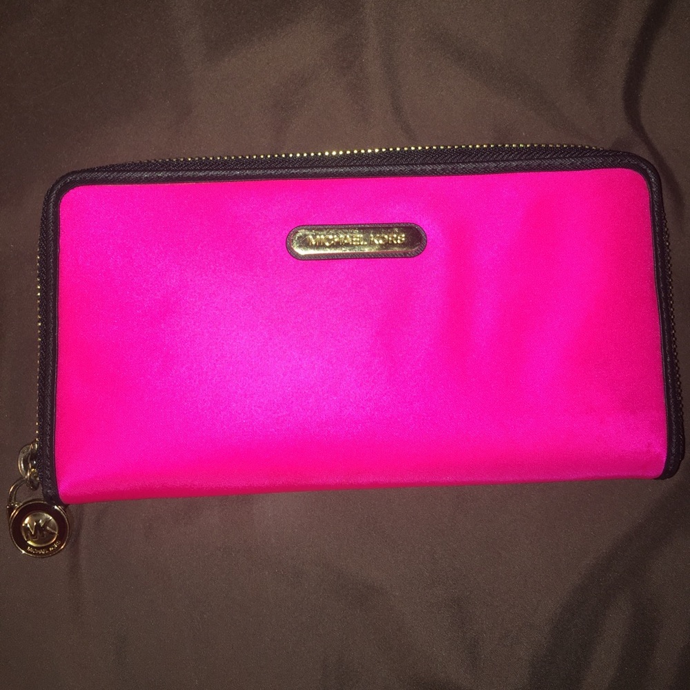 LIKE NEW!! Michael Kors Wallet