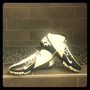 Nike soccer cleats vapor elite black and white.