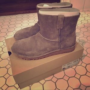 2 DAYS LEFT!! UGG Unlined Mini Perf Boot/Mole Sz10