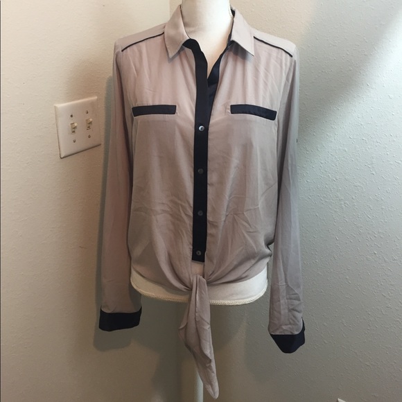 Zoa New York Tops - 🎄$10🎄 Zoa New York Taupe Tie Front Button Down