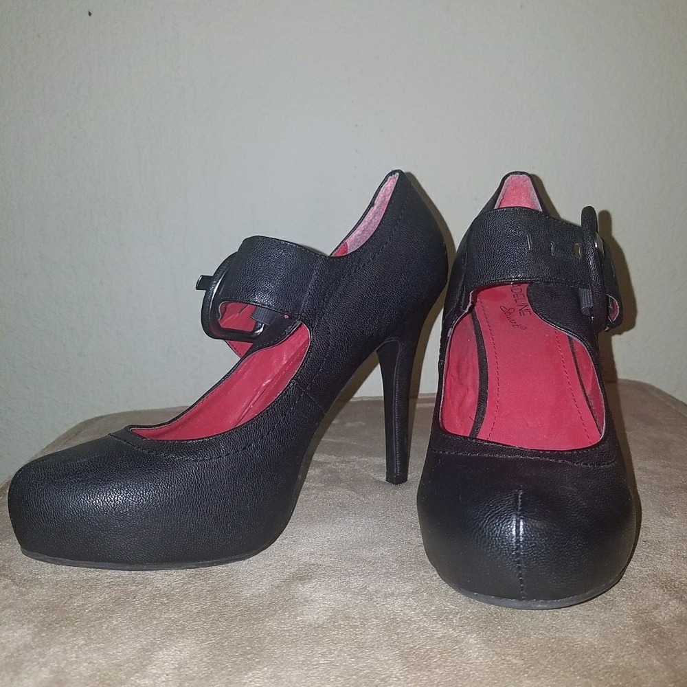 Black single buckle heel