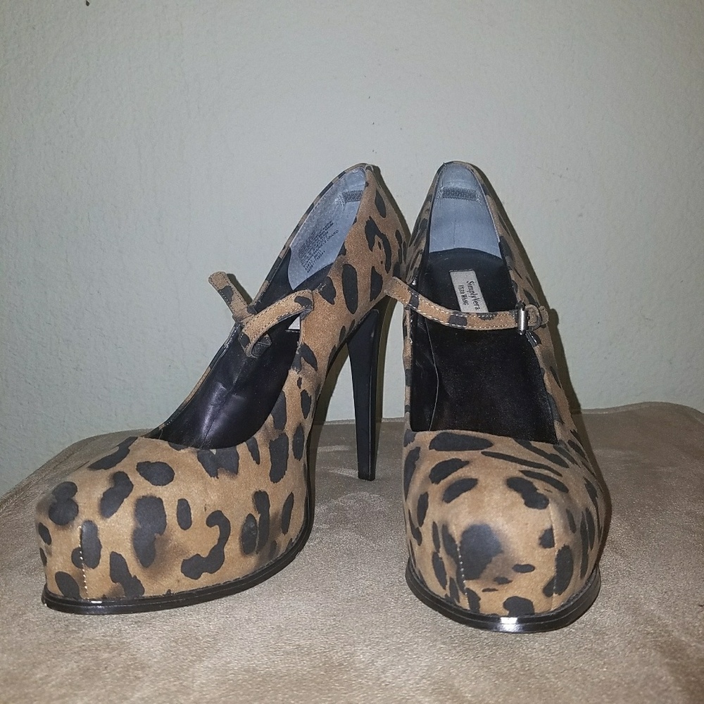 Simply Vera animal print heels