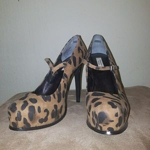Simply Vera animal print heels