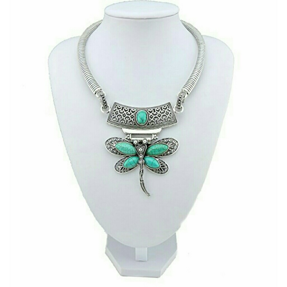 NWT! TREDNY CUTE NECKLACE! ❤️