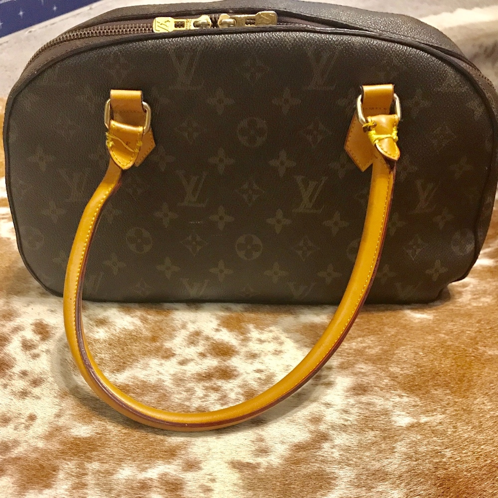 Louis Vuitton Shoulder Tote!!!! Make an offer!!!!