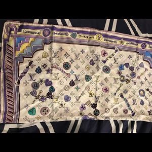 Women's Louis Vuitton scarf Women's Louis Vuitton scarf