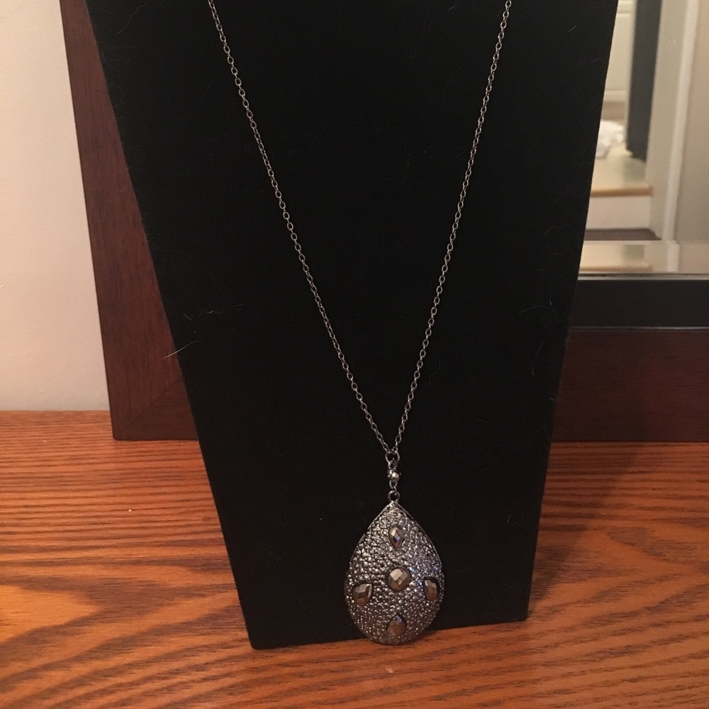 Long chain pendant necklace