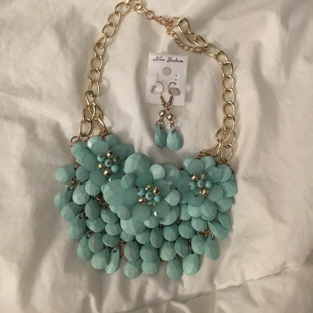 Beautiful statement necklace and earring set