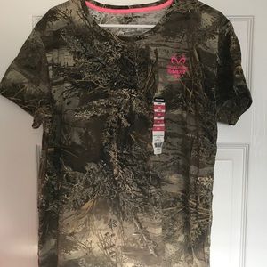 Stylish Camo T-Shirt with Pink Realtree Logo! 💚💕