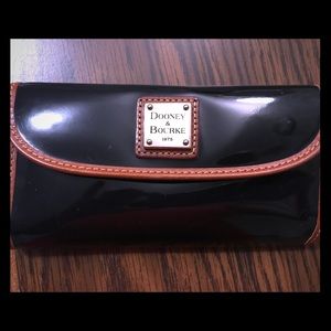 ➡️ Dooney & Bourke Clutch Wallet ➡️ Dooney & Bourke Clutch Wallet