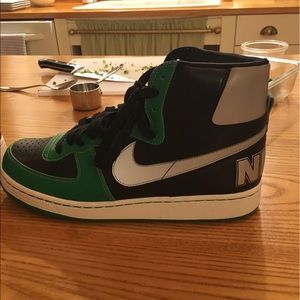 Nike - mint condition sneakers - Celtics Sample