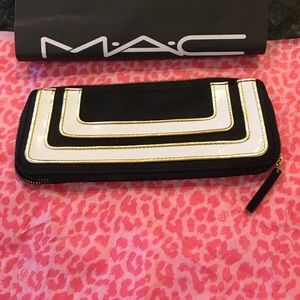 ⭐️⭐️LIMITED EDITION⭐️⭐️🌸🌸MAC brush clutch🌸🌸
