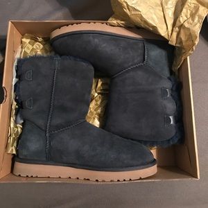 BaileyBow Navy blue uggs! Practically brand new !