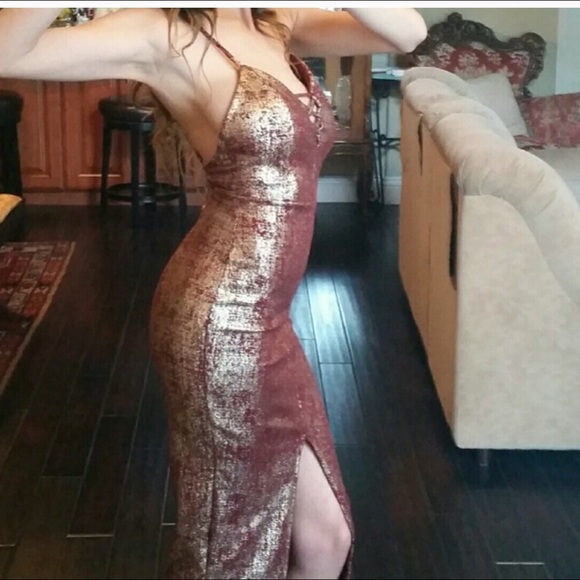 Dresses & Skirts - Body hugging dress burgundy with silver