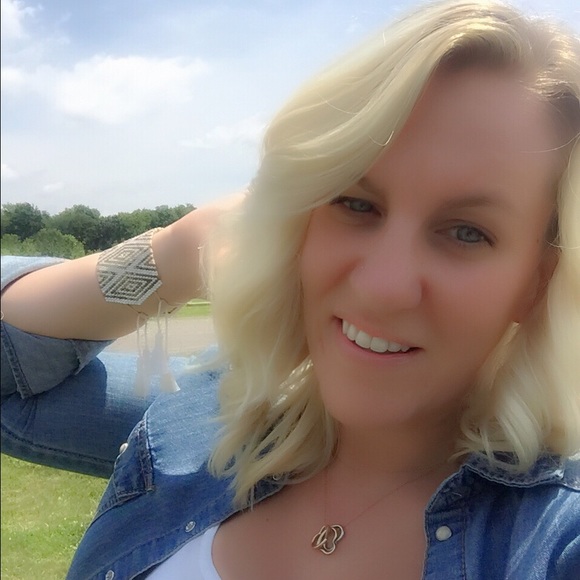 Hi y’all 🙋🏼‍♀️ thanks for checking out my closet - Picture 3 of 17