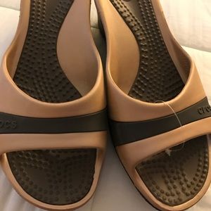 Sassari Crocs gold/brown wedge sandal.