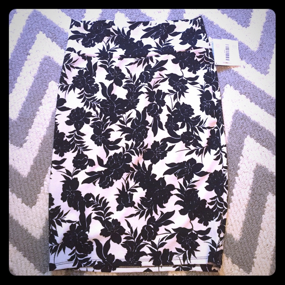 ❤️NWT Black & White Lularoe Cassie