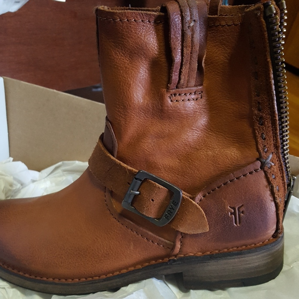 Frye Vicky artisan back zip boot