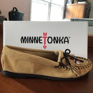 NEVER WORN! Minnetonka Moccasins