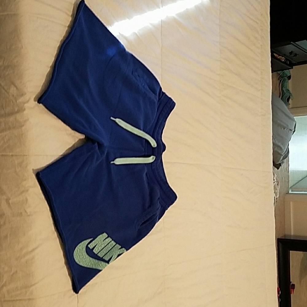 NIKE ATHLETIC SHORTS