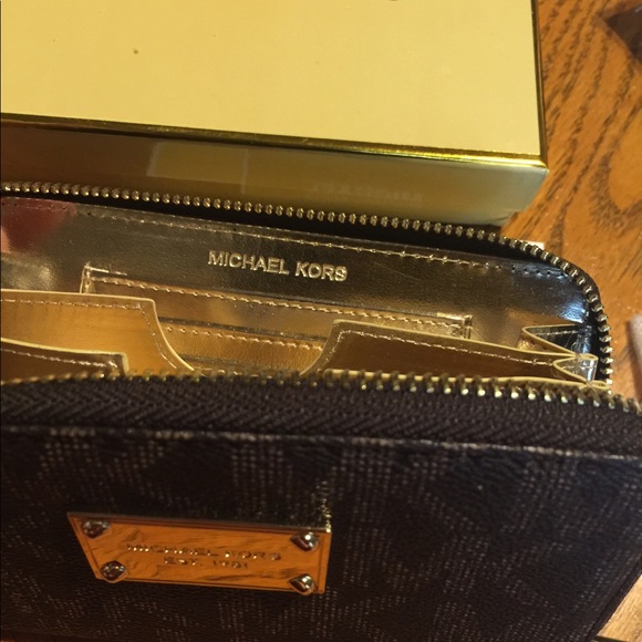 Brown monogram Michael Kors flat wallet/Wristlet - Picture 3 of 3