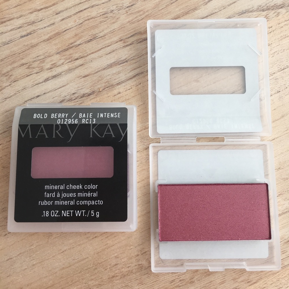 NIB Mary Kay Bold Berry Cheek Color
