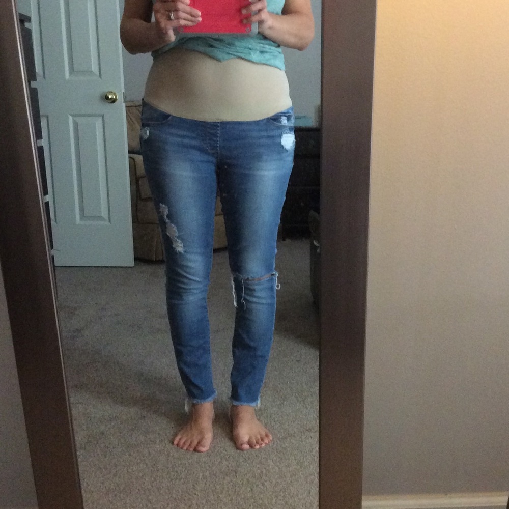 Trendy maternity jeans. Excellent condition!