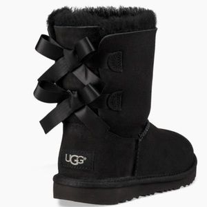 Short ugg boots black with bow