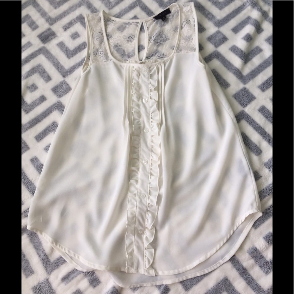 ❕White sleeveless top