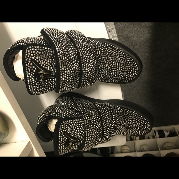 Athletic_Shoes