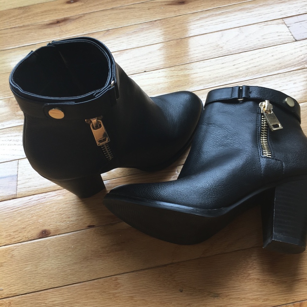 APT 9 black 6 bootie gold hardware zipper boots