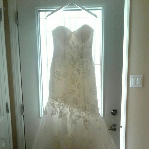 Brand New Wedding Gown - Picture 1 of 3