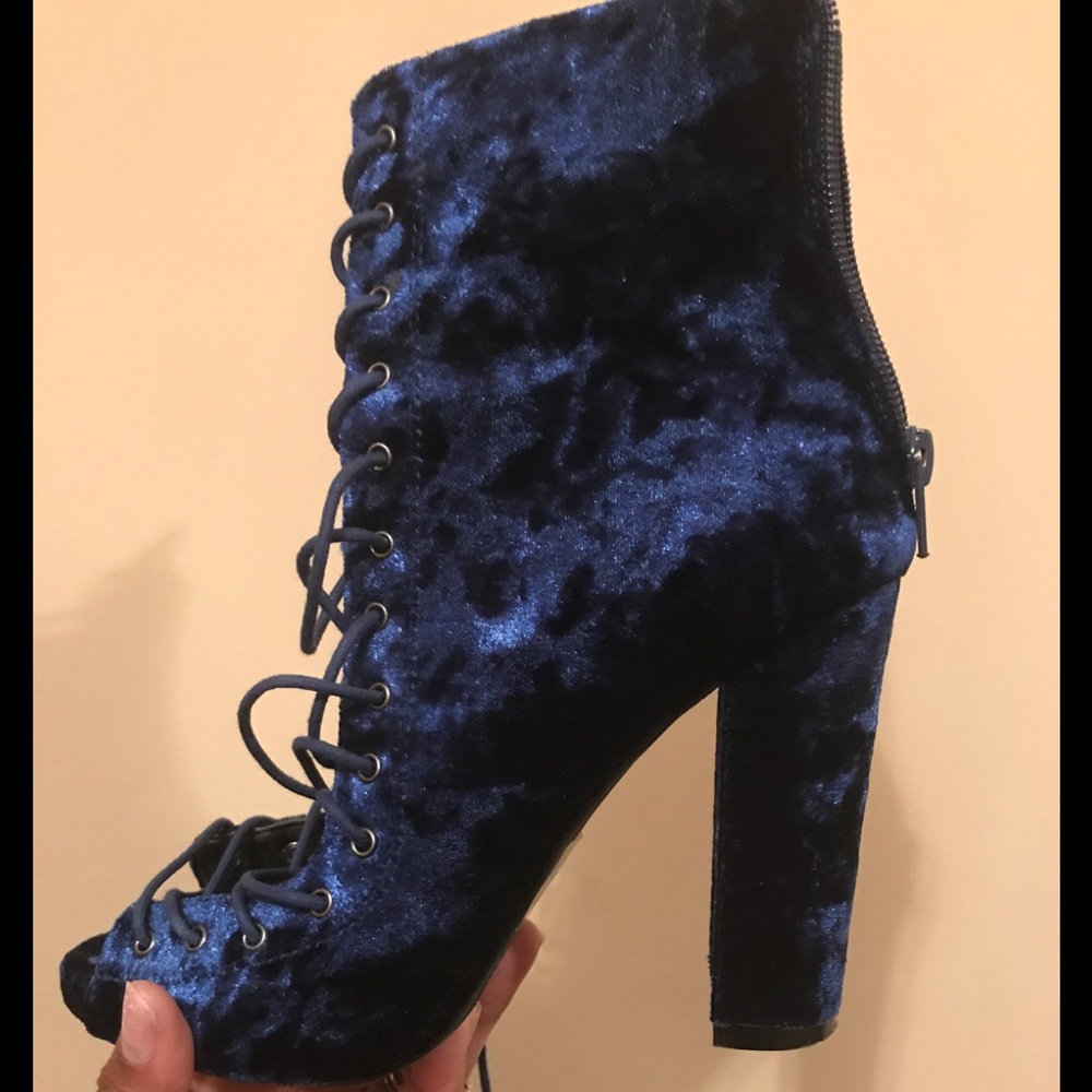 Blue velvet bootie
