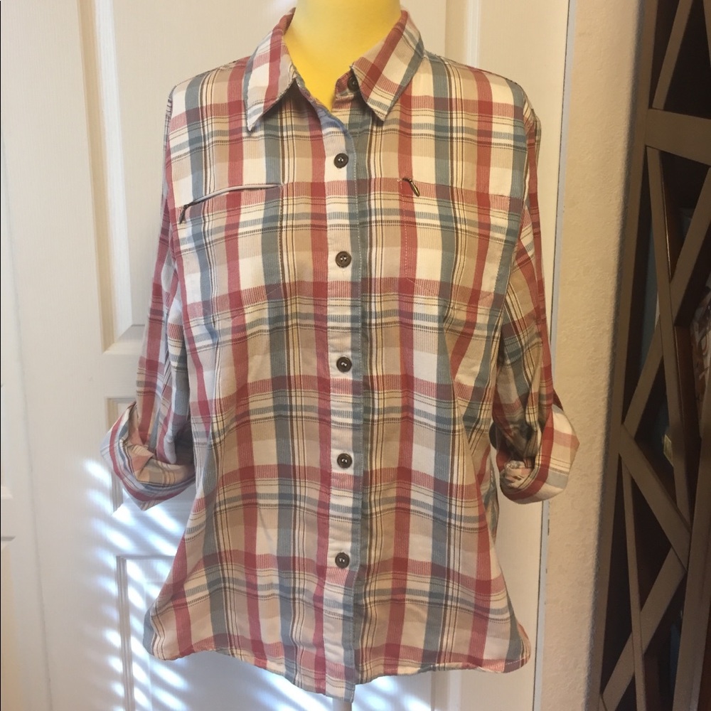 Cute plaid button down shirt **L👀K!**