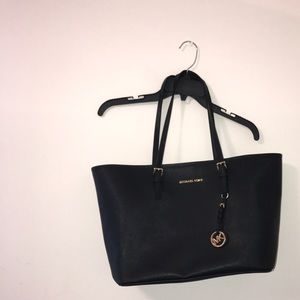 Michael kors jet set tote
